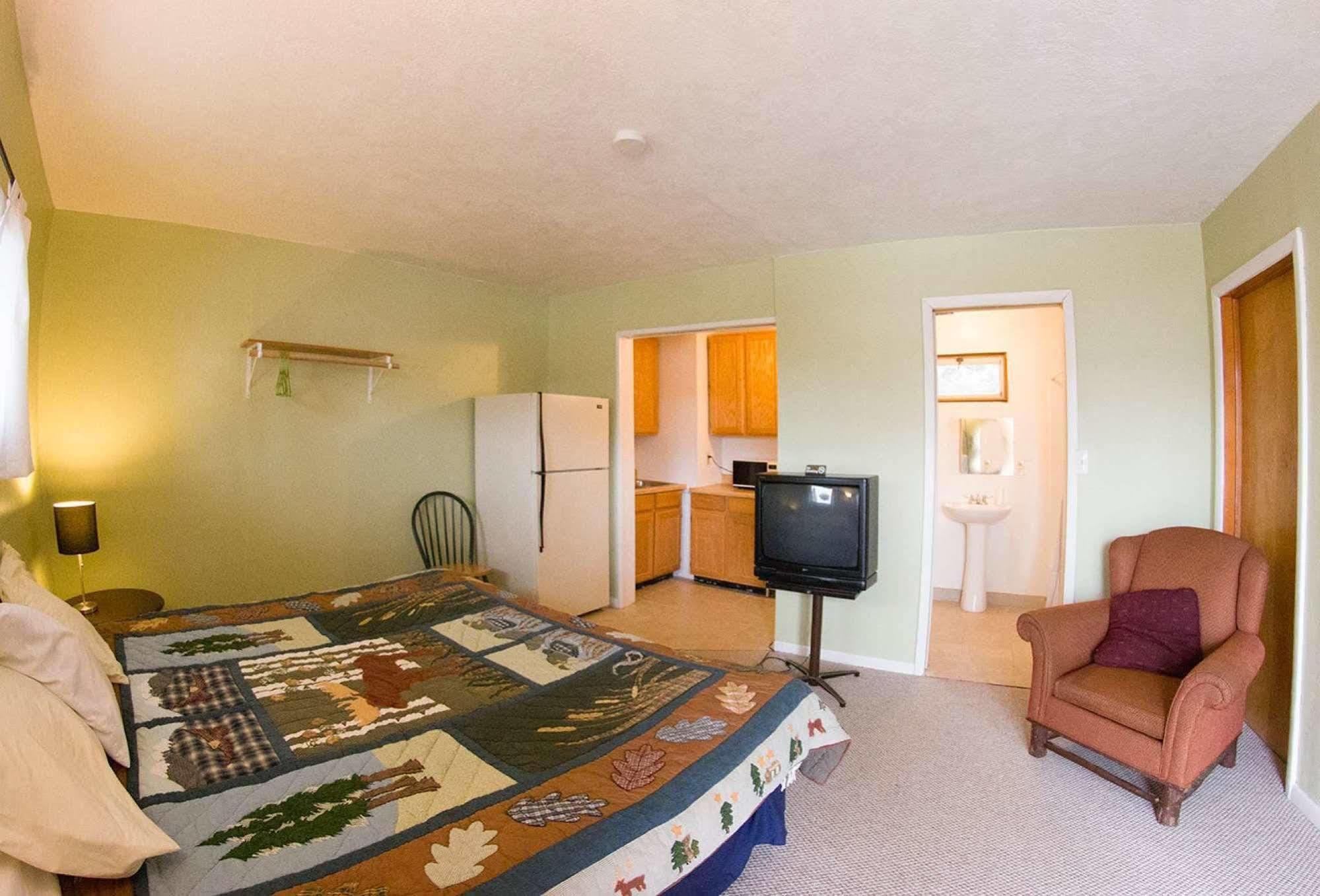 Yellowstone Holiday Motel 웨스트 엘로스톤 외부 사진