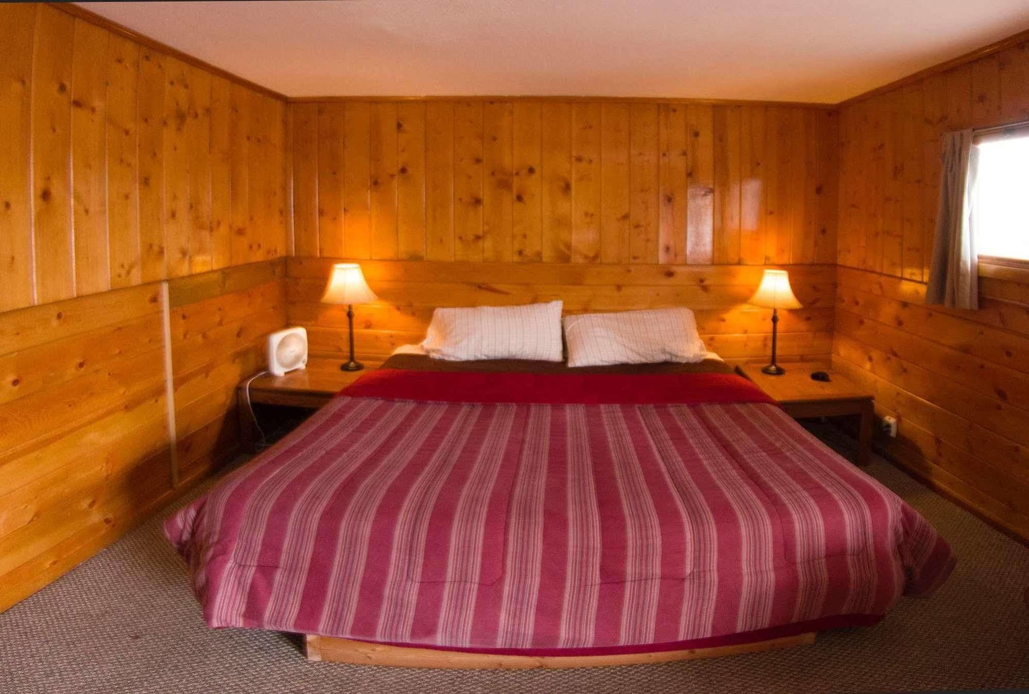 Yellowstone Holiday Motel 웨스트 엘로스톤 외부 사진